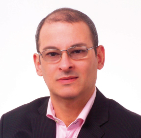 Foto do professor Roberto Uchôa