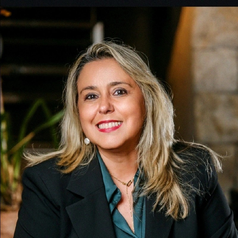 Foto da professora Alessandra Nogueira