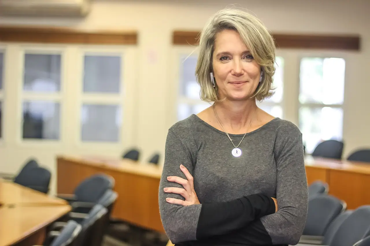 Foto da professora Graziela Fortunato