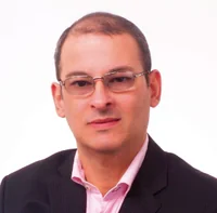 Foto do professor Roberto Uchôa